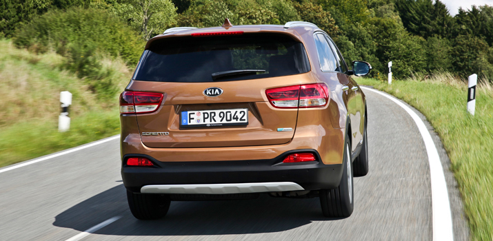 fileadmin/user_upload/webseiten_daten/aktuell/Testberichte/Kia_Sorento_2.2/dynamisch_hinten_edit_Michi.jpg